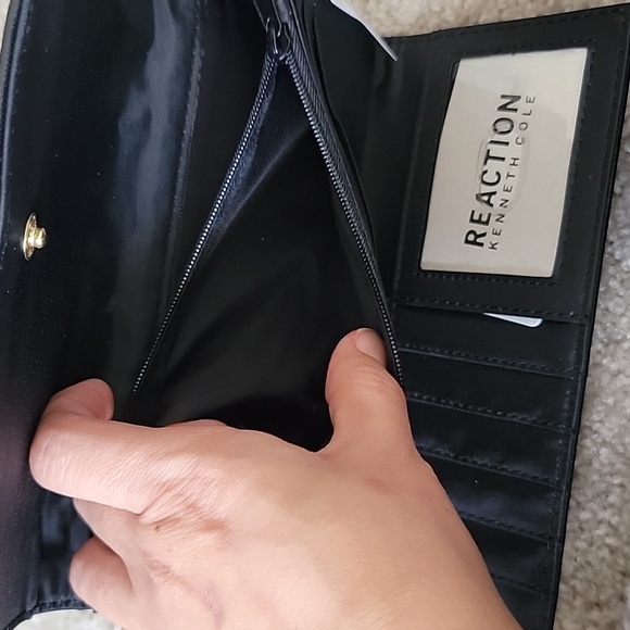 Kenneth Cole Reaction Black Wallet - Picture 6 of 6